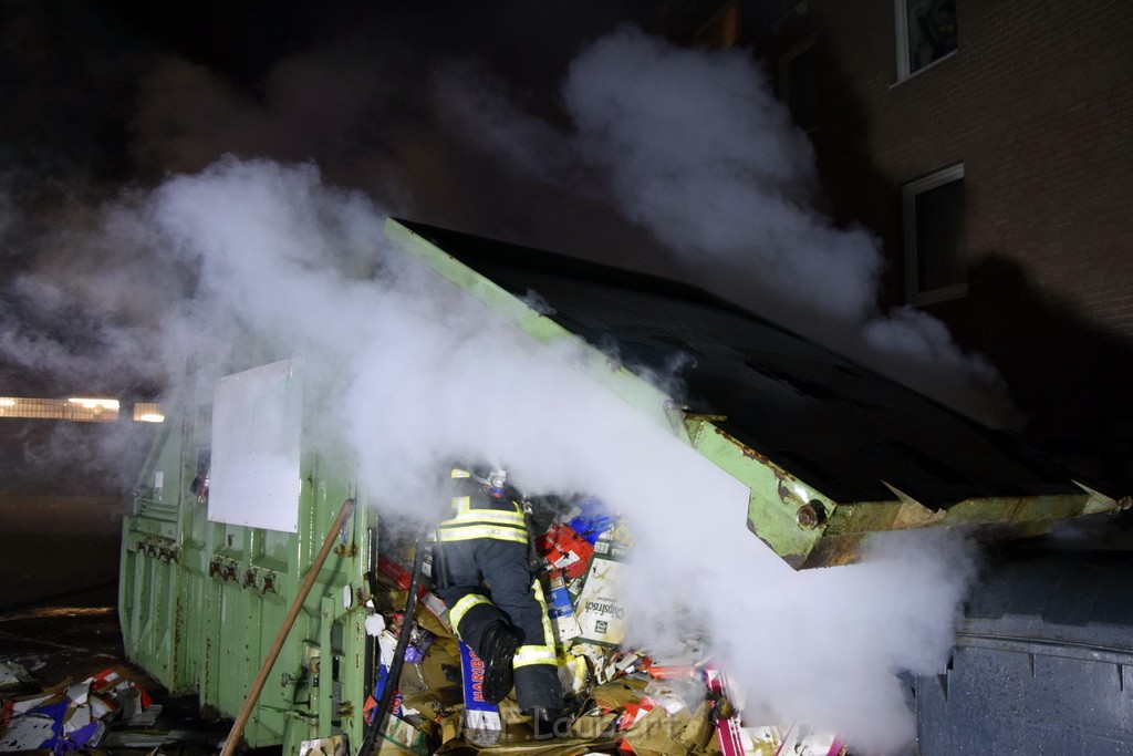 Feuer Papp Presscontainer Koeln Hoehenberg Bochumerstr P342.JPG - Miklos Laubert